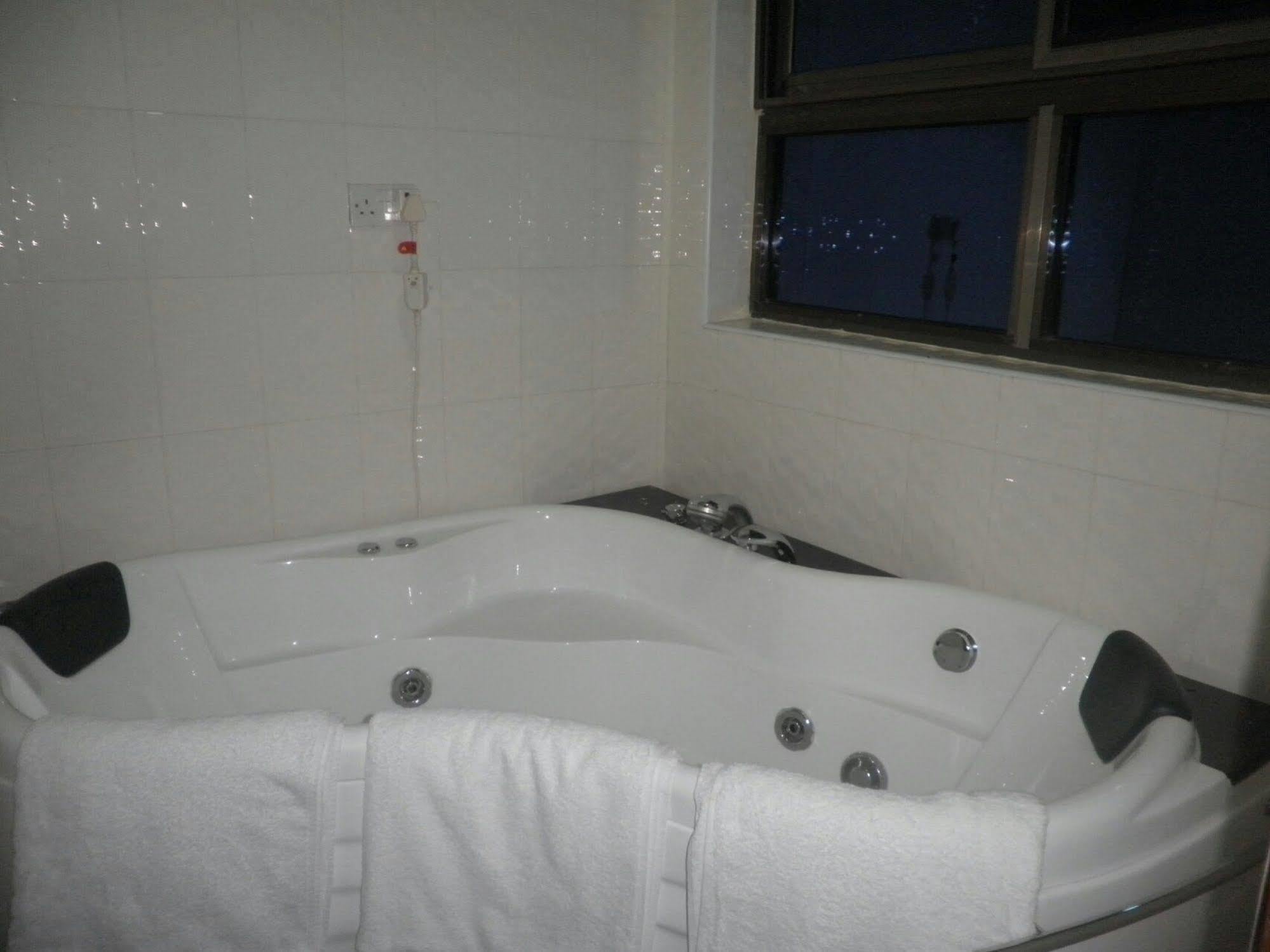 Marrets International Hotel - "Express" Cape Coast Exterior photo